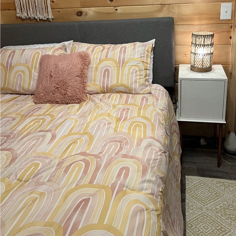 8 Piece Queen Comforter, Sheet, 4 Pillowcase and 1 Throw Pillow Set